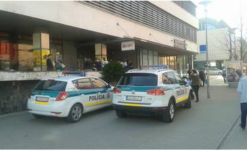 Bombu v Slovenskej sporiteľni nahlásila žena z Čadce, jej otec si mal ísť preveriť podozrivé výbery