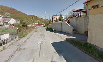 Stavbári zverejnili množstvo vozidiel, ktoré budú po ulici Za Kalváriou prevážať stavebný materiál