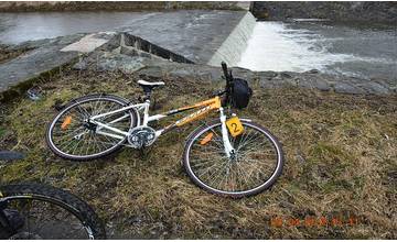 Cyklista prešiel do protismeru a narazil do cyklistky, žena si pri páde zlomila stehennú kosť