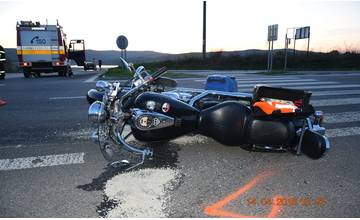 Osobné auto sa zrazilo s motorkou, 45 - ročný vodič Škody Octavia narazil do motorkára
