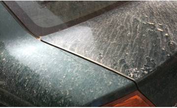 Piesok, ktorý k nám dorazil zo Sahary zašpinil autá aj v Prešove. Pri umývaní si dajte pozor!