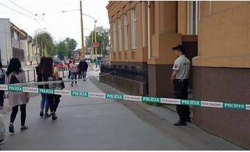 Súdy na Grešovej a Hlavnej ulici v Prešove prehľadávajú policajti, anonym nahlásil bombu
