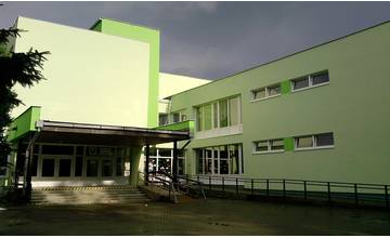 Neznámy páchateľ poškodil dvere a okná na budove ZŠ Prostejovská v Prešove, spôsobil škodu 870 eur