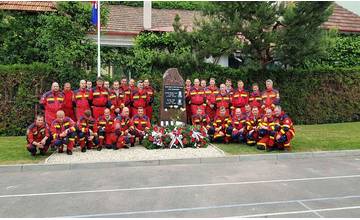 Rok po páde vrtuľníka pri výcviku bol v Prešove odkrytý pamätník venovaný dvom zosnulým hasičom