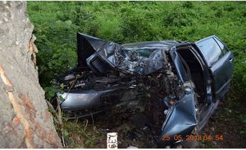 51-ročný muž z obce Malý Šariš zišiel mimo cestu a narazil do stromu, zraneniam na mieste podľahol