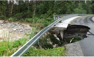 Povodeň v Tatrách: podmyté turistické chodníky sú uzatvorené, na viacerých miestach strhlo mosty