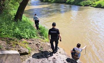 Nezvestné dievčatko, ktoré malo spadnúť do rieky Ondava, bolo nájdené bez známok života