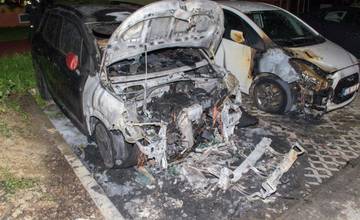 Prešovskí policajti objasnili prípad, v ktorom páchateľ podpálil osem áut. Obvinili 31-ročného muža