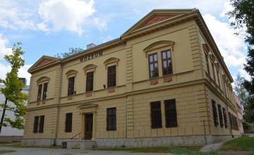 Výstava v Podtatranskom múzeu v Poprade konfrontuje slovenskú a slovinskú dimenziu