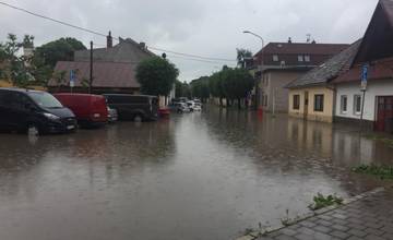 Slovensko zasiahla vlna búrok. V Kežmarku sú niektoré cesty pod vodou