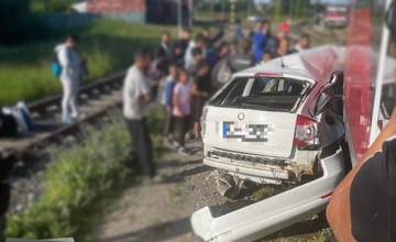 20-ročný vodič auta nedal prednosť v jazde vlaku. Zrážka si vyžiadala zranenia spolujazdcov