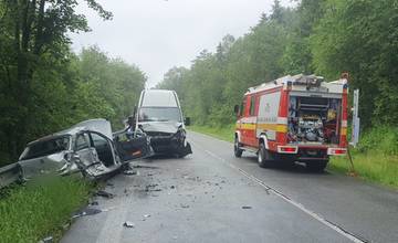 V ranných hodinách došlo v obci Obručné k zrážke osobného auta a mikrobusu. 67-ročný vodič zraneniam podľahol