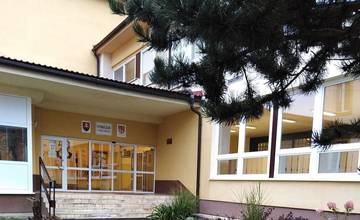 Študenti gymnázia v Starej Ľubovni sa môžu tešiť na novú strechu a fasádu, práce skončia v januári 2024