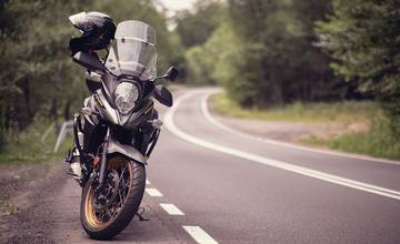 V okrese Svidník havaroval vodič na motorke, do nemocnice ho previezla letecká záchranná služba