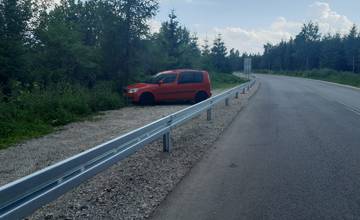 Vodič nerešpektoval dopravné značenie a zaparkoval pri ceste. Medzičasom boli na mieste osadené zvodidlá
