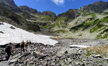 Strážcovia národných parkov si počas víkendu posvietili na turistov pohybujúcich sa mimo značených chodníkov
