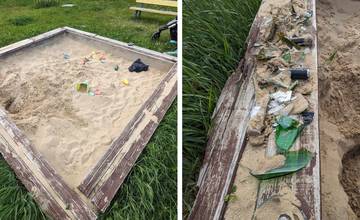 FOTO: Matka dvojročného syna našla počas hry na kežmarskom ihrisku v pieskovisku kusy skla 