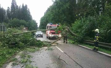 Počas víkendu bolo na Slovensku z dôvodu povodňovej aktivity vyhlásených 35 mimoriadnych situácií 