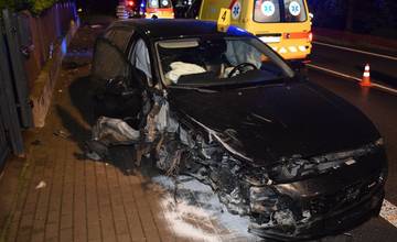 V okrese Bardejov narazilo do plota osobné auto, pri nehode sa ľahko zranili dve ženy  