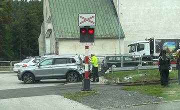 FOTO: Pri železničnom priecestí vo Veľkej Lomnici došlo v ranných hodinách k dopravnej nehode