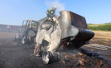 FOTO: Vo Veľkom Šariši začal horieť traktor. Oheň zachvátil aj balíkovací stroj a osem hektárov poľa