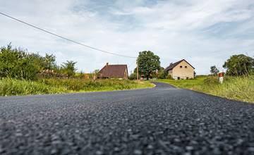 Časť cesty v okrese Bardejov je opäť bezpečnejšia, župa do jej opravy investovala vyše 50-tisíc eur