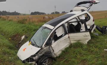 FOTO: Pred obcou Raslavice sa zrazil autobus, dodávka a auto. Jedna osoba kolíziu neprežila