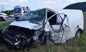 FOTO: Medzi Stročínom a Rakovčíkom došlo k zrážke nákladného a osobného auta. Zranilo sa viacero osôb