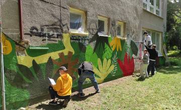 FOTO: Stredoškoláci pomaľovali viaceré budovy v Prešove, ich výtvory však nie sú vandalizmom