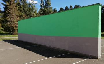 Zamestnanci Športovo-rekreačných služieb v Snine opravili poškodenú tenisovú stenu