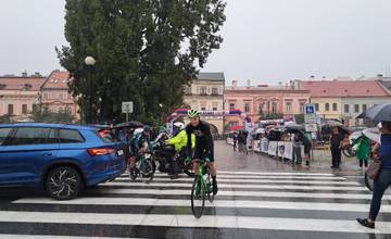 VIDEO: Z Prešova vyštartovali cyklisti pretekov Okolo Slovenska, nezastavil ich ani silný dážď