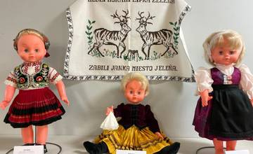 FOTO: V humenskej knižnici vystavujú krojované bábiky. Výstava potrvá do konca septembra