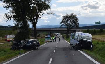 FOTO: Na Spiši sa zrazila dodávka s osobným autom, viacero osôb utrpelo zranenia