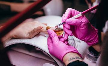 Hlásia nulový zisk a klienti od nich odchádzajú bez bločkov. Nechtové štúdiá skontroluje finančná správa