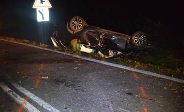 Vodiči pod vplyvom alkoholu: Jeden mladík jazdil v protismere, druhý nabúral do stromu