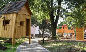 FOTO: Mesto Svidník pomaly dokončuje ihrisko v Agátovom háji, pre deti je pripravený domček či stromová veža