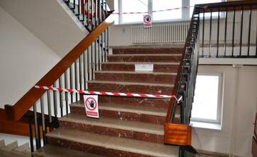 FOTO: V Mestskom úrade v Humennom zostali po zemetrasení popraskané steny. Najvyššie poschodie uzavrel statik