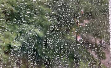 Pre niektoré okresy Prešovského kraja platia výstrahy pred dažďom a vetrom