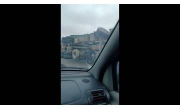 VIDEO: Medzi Belou a Dlhou sa prevrátilo nákladné auto aj s prevážaným materiálom. Cesta je aktuálne neprejazdná