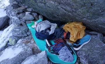 FOTO: K osobným veciam, ktoré boli nájdené v Javorovej doline, sa majiteľ prihlásil