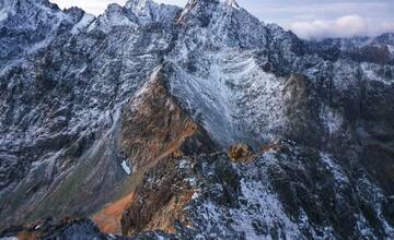 Horská záchranná služba upozorňuje na prichádzajúcu zimu v horách, ktorú by turisti nemali podceňovať