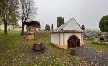 FOTO: Kaplnka na cintoríne v Podolínci prešla obnovou. Pribudla aj nová informačná tabuľa