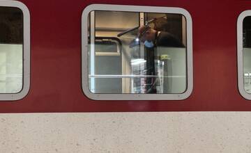 Vo vlaku muž pobodal ženu. Zranená má mať viacero bodných rán