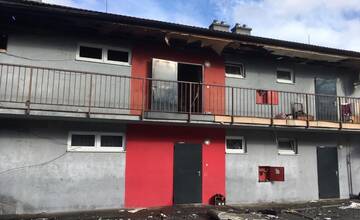 FOTO: Hasiči zasahujú pri požiari bytov v okrese Svidník. Zranené sú dve osoby