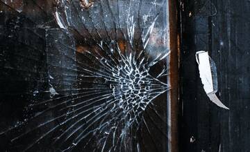 Polícia našla vinníka, ktorý mal rozbiť sklenený výklad predajne v Hažlíne, čím spôsobil škodu za tisíc eur