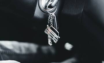 V obci Vlková mal zlodej ukradnúť odomknuté auto s kľúčmi v zapaľovaní, nakoniec s ním mal skončiť v priekope