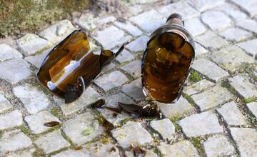 Humenčan mal udrieť sklenenou fľašou zaparkované auto, následne mal napadnúť aj jeho vodiča