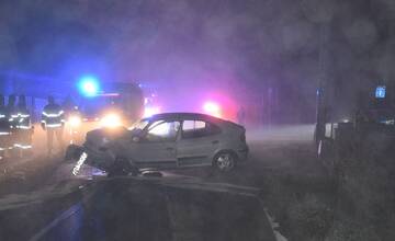 Mladý Popradčan narazil autom do hydrantu, elektrickej rozvodni, stĺpu a skončil v oplotení rodinného domu