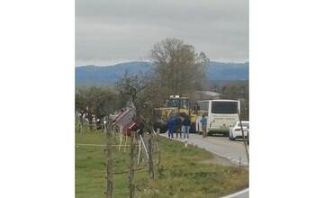 Na ceste medzi Starou Lesnou a Veľkou Lomnicou skončilo nákladné auto v priekope, premávka je mierne obmedzená