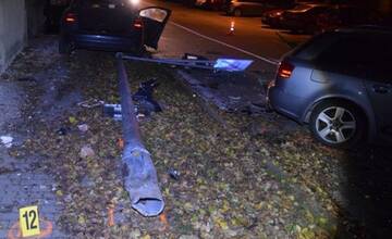 Na kruhovom objazde v Prešove sa zrazili dve autá. Poškodený je dom aj verejné osvetlenie